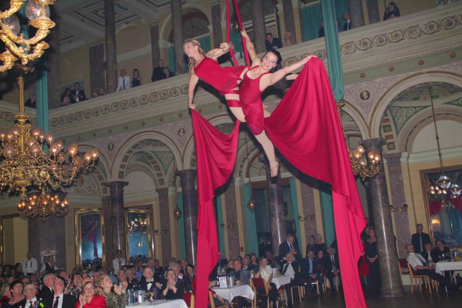 Zirkus-Show bei der Sylvester-Gala mit Sol-Air Luftartistik im Kronen-Bankett-Saal in Bad Ems